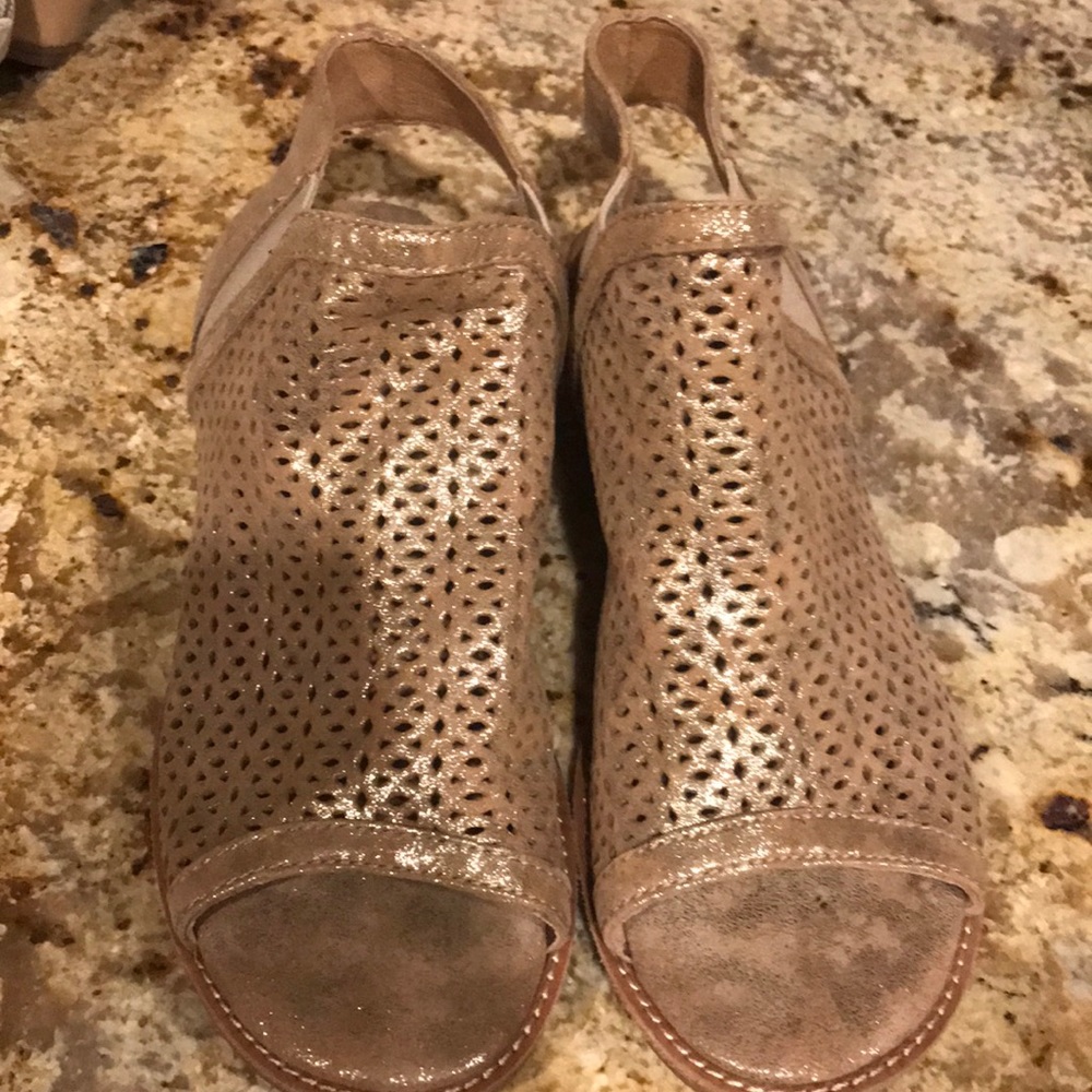 Sofft Nalda gold shoes size 6.5
